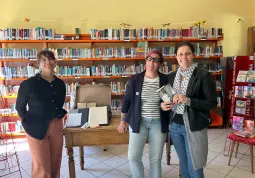 L'incontro in Biblioteca con l'autrice Cinzia Dutto, in centro, presente anche l'Assessore alla cultura Lucia Rosso, a destra